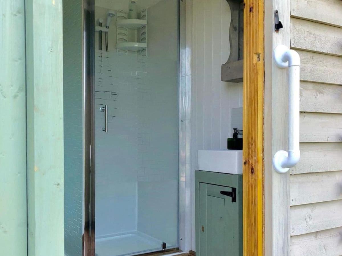 Charming Tranquil Shepherds Hut With Lakeside Balcony 'Roach' Uckfield Ngoại thất bức ảnh