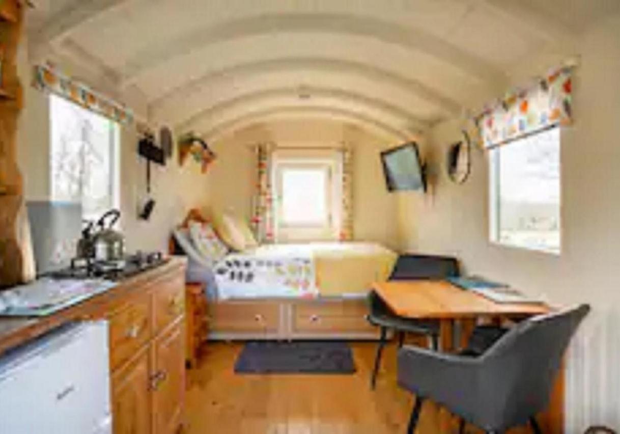 Charming Tranquil Shepherds Hut With Lakeside Balcony 'Roach' Uckfield Ngoại thất bức ảnh
